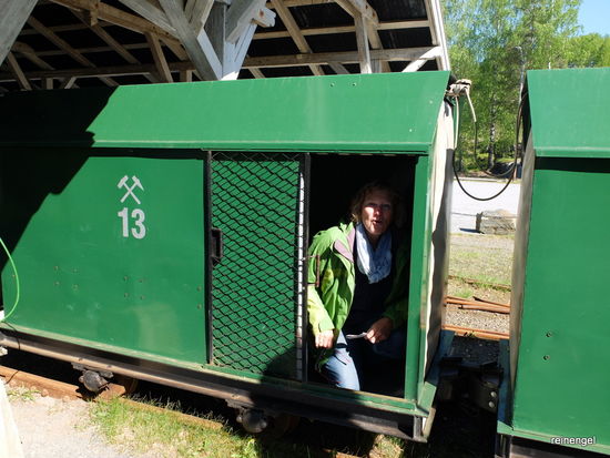 Kaum hat man sich in die winzigen Wägelchen hineingezwängt, rumpelt die Grubenbahn und ihre 14 Anhängsel mit höllischen Lärm in das ehemalige Silberbergwerk hinein. Trotz Ohrenschützern ist man froh, wenn man den unterirdischen Bahnhof nach 2,5 km Fahrt erreicht. In Norwegens ältestem Bergwerk aus 1623, das bis 1958 in Betrieb war, kann man heute nur noch einen kleinen unterirdischen Museumsteil besichtigen, der aber so aussieht, als hätten die Arbeiter gerade erst die Arbeit eingestellt.