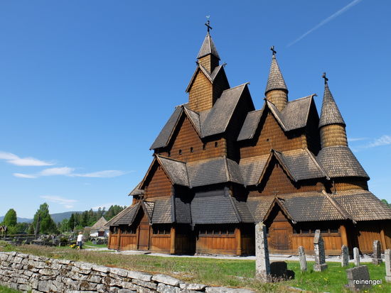 Heute sehen wir Norwegens berühmteste und größte Stabkirche bei Heddal zum ersten Mal und sind natürlich beeindruckt. Auch davon, dass sie seit dem 12. Jahrhundert hier steht und noch immer von der Kirchengemeinde genutzt wird.