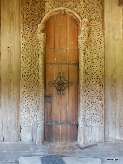 Sehr schmale Hintertür mit filigraner orientalisch anmutender Verzierung.