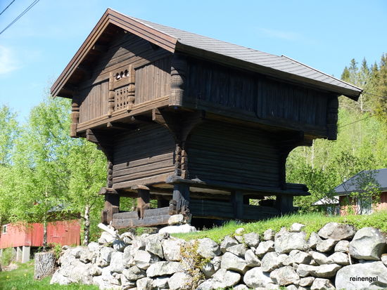 Überall in der Telemark diese Art von Häuserbau, den man auch in der südlichen Schweiz oft findet und der Bewohner und/oder Lagergut wohl vor Feuchtigkeit und vor räuberischen Tieren schützen soll.