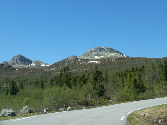 Sehr steile Auffahrt zum 1200 m hohen Pass am Fuße des Gaustatoppens, der mit über 1800 m die höchste Erhebung der Telemark darstellt. Diese Straße, vor allen Dingen die später vom Pass herunter führende noch steilere Abfahrt ist wohl zu viel für die Kupplung unseres WoMos. Noch merken wir nichts und fahren arglos zur Passhöhe, genießen das strahlende Wetter und die wunderbare Aussicht.
