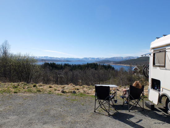 Von unserem heutigen Übernachtungplatz beim Skinnarbu Nationalparkzentrum hat man eine weite Aussicht über den Møsvatnsee auf die Höhen des Hardangerviddagebirges. Hier sitzen wir noch arglos staunend hinter unserm Mobil, das uns morgen technisch enttäuschen und uns und unsere Geduld aufs Größte herausfordern wird.