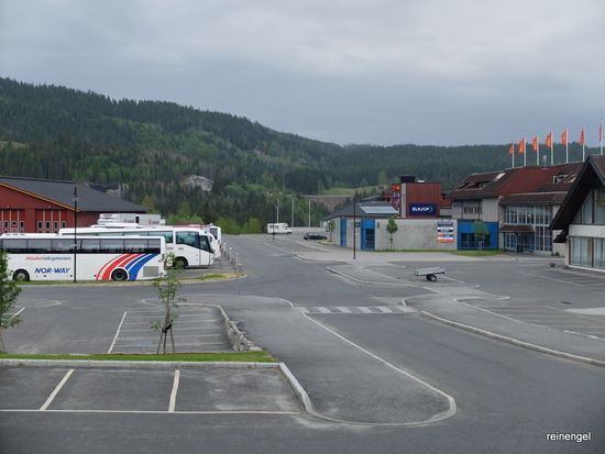 Es ist Sonntag wie man sieht; morgen Montag können wir bestimmt in der Werkstatt Hilfe bekommen, die wir zufällig direkt unterhalb des Parkplatzes entdecken. Das Wetter passt sich langsam aber sicher unserer Stimmung an.