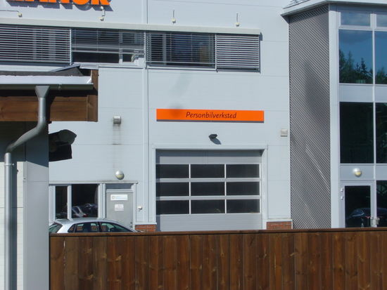 Hinter diesem Tor spielen sich Dramen ab. Eine Woche versucht die immer freundliche Mannschaft einer großen norwegischen Werkstattkette den defekten hydraulischen Ausrücker und die Kupplungsscheiben zu ersetzen. Leider wird jeden Abend ein "little problem" gemeldet und das WoMo herausgeschoben. Eine Woche übernachten wir hinterm Holzzaun auf dem Gelände der Werkstatt und hoffen jeden Tag, dass die richtigen Teile eintreffen und der Einbau funktioniert.