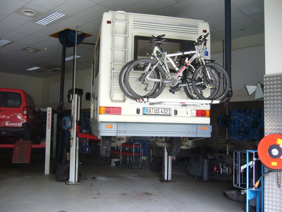 Bis Freitagabend versuchen die jungen Monteure alles, aber leider ohne Erfolg. Sie schieben unser Mobilhome vor die Halle und gehen ins verdiente Wochenende in der Hoffnung, dass wir nach dem langen Pfingstwochenende weg sind.