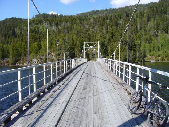 Aufgrund des Zwangsaufenthalts in der unbekannten Telemark haben wir natürlich viel Zeit, die nähere und weitere Umgebung Åmots kennenzulernen. Hier sind unsere Bikes sehr hilfreich, aber auch zu Fuß und per ausgeliehenem Privatauto des Werkstattmeisters kommen wir ganz schön in der Gegend herum und sehen Dinge, die wir sonst auf der Durchreise bestimmt nicht wahrgenommen hätten.