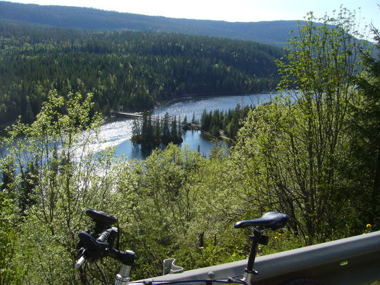 So wie dieses gegenüber der Straße absolut stille Flusstal, wo man auf holprigen Waldwegen den ganzen Tag keiner Menschenseele begegnet.