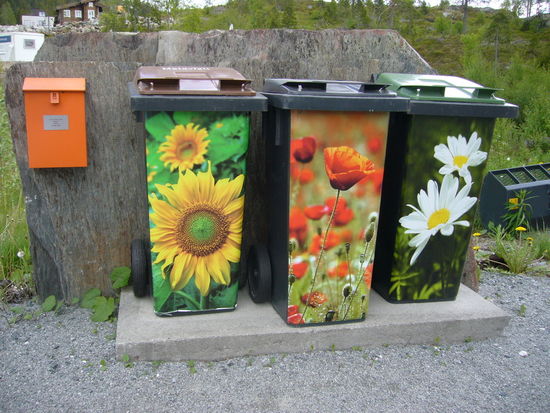 Mülltrennung für Farbblinde, oder hebt die Stimmung beim Wegwerfen, findet man besser im Nebel, will die Nachbarn erfreuen......