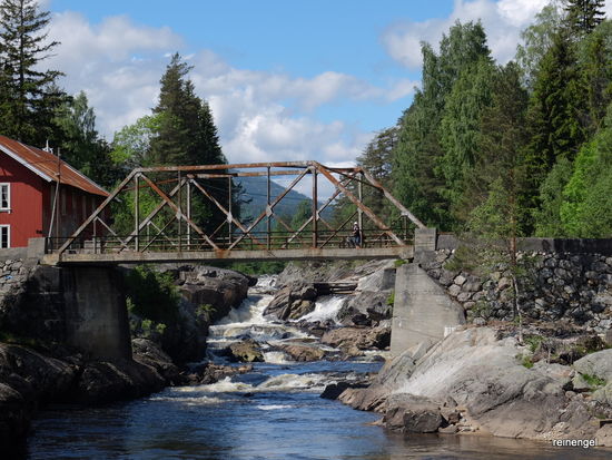 Auch diese Brücke sehen wir zweimal. Jetzt bei schönem Wetter mit Niedrigwasser, später......