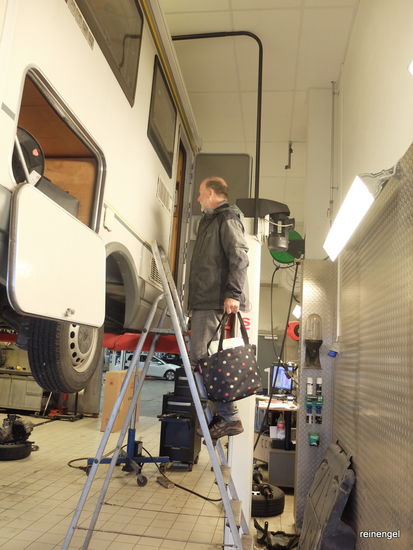 Eine Nacht müssen wir im Hotel verbringen, da das Auto heute nicht mehr vom Bock runterkommt. Sie wollen morgen aber fertig sein. Also noch einen Tag im VW-E-Golf, was ja auch nicht so schlecht ist.