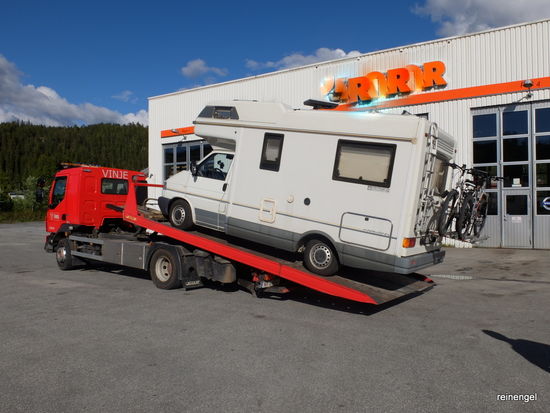 Pfingstsonntag meldet sich der Abschlepper, den wir jetzt selbst organisiert haben, der uns zur nächsten 120 km entfernten VW-Werkstatt bringen soll. Am selben Tag gehts huckepack zurück Richtung Oslo bis nach Notodden. Dort verbringen wir die nächsten Tage wie gewohnt vor der Werkstatt und erkunden die dortige Gegend, wieder per Rad, per Leih-VW-Bus und sogar per Leih- E-Golf!! So kommen wir zum ersten Mal in den Genuss, den ganzen Tag ein E-Auto in der Praxis zu testen und den Katapulteffekt dieses Fahrzeugs ohne Schaltung und Getriebe zu genießen.