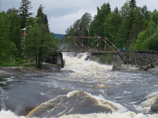 ....die selbe Brücke bei Hochwasser nach den Regenfällen der letzten Tage.