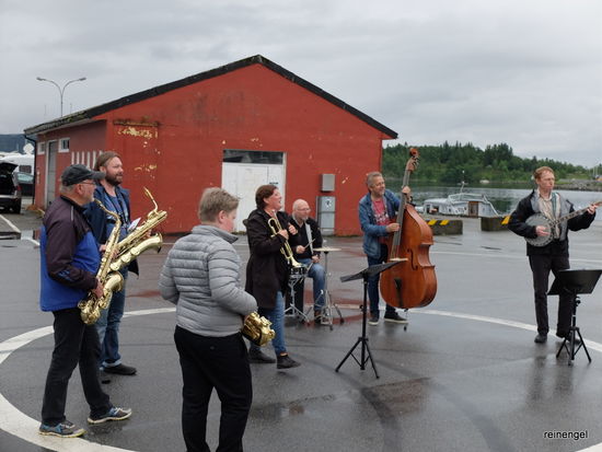 Hier am Hafen von Jörpeland schlagen wir direkt am Pier unser Lager auf und werden musikalisch empfangen.