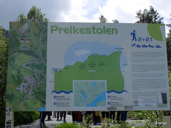 Da haben wir Glück gehabt. Bis heute nachmittag soll das Wetter halten. Also auf gehts zum Preikestolen, und das haben sich heute sehr, sehr viele Menschen wegen der Regenlücke auch vorgenommen. Eine unglaubliche Prozession bewegt sich den beschwerlichen Pfad hinauf zum berühmtesten Felsenausichtspunkt Norwegens; verlaufen unmöglich.