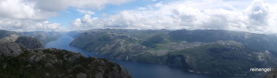 Die Quälerei hat sich für alle gelohnt, die sich heute auf den Weg gemacht haben. Entsprechend gut ist die Stimmung auf der gewaltigen Felsenplatte hoch überm Lysefjord.