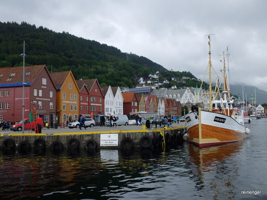 Vorne Bryggen, im Hintergrund der Fløyen.