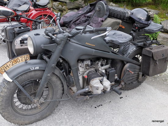 Ein heraufziehendes Gewitter am Abend hatten wir vermutet, es stellte sich jedoch als nahende Armada alter Zündappgespanne heraus.