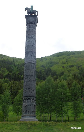 Bei der Abfahrt trifft man kurz vor Lom unverhofft auf diese 35 m hohe Statue eines norwegischen, damals mit den Nazis sympathisierenden Künstlers. Bevor das Monument in einem Osloer Lager verkümmerte, erwarb es ein kunstliebender Hotelinhaber und ließ es neben seinem Hotel errichten. Genaueres zur "Saga Column" von Elveseter bei Wiki.