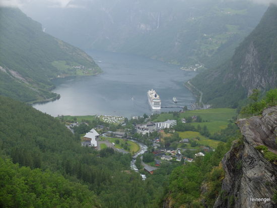 Blick auf Geiranger mit obligatorischem Kreuzfahrer am Ende des Fjords.