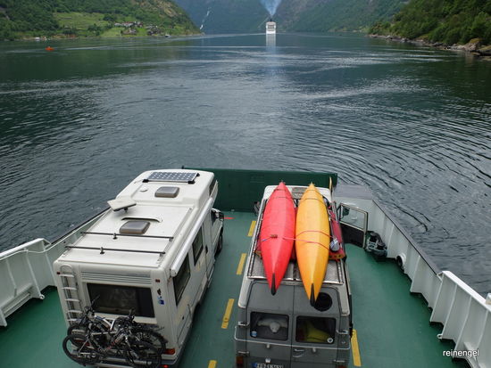 Wir folgen unauffällig per Fähre dem Kreuzfahrer durch den schönsten Teil des Fjords in angemessenem Abstand bis Hellesylt.
