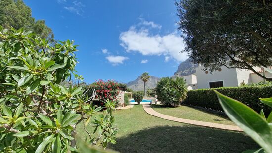 Eine Bungalowanlage mit Bergblick