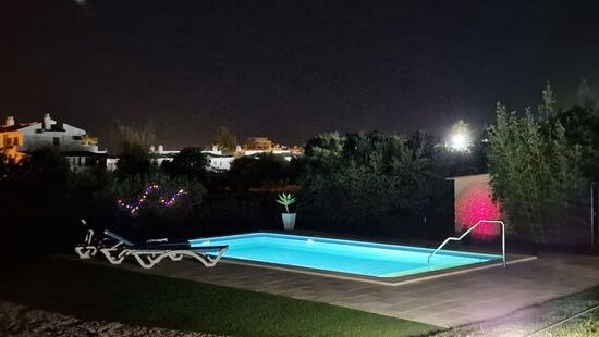 Am Abend wird der Pool so wunderschön beleuchtet!