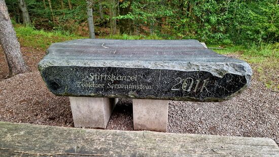 Auf dem Gipfel befindet sich eine Sitzgruppe mit einer Tischplatte aus Zöblitzer Serpentinstein