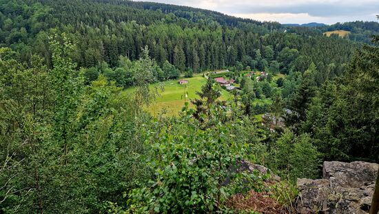 Blick von der Stiftskanzel zum Feriendorf und unserem Hotel