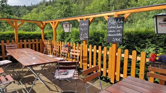 Der Biergarten des Hotels  "Schwarzbeerschänke"