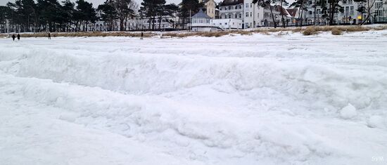 Spazierengehen zwischen den gefrorenen Wellen.