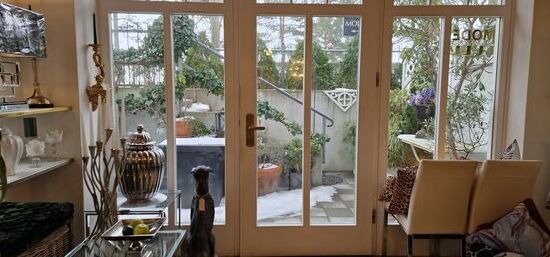 Viele Gebäude auf der Promenade haben ihre Geschäfte im Kellergeschoß