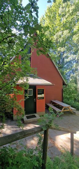 Die Trekkinghütte "Grenzbaude" besteht in ihrem Ursprung schon seit über 100 Jahren. In der zweiten Hälfte des 20.Jahrhundert wurde sie erweitert und diente dann auch als Ferienhaus. Seit 2015 wird sie vom Sachsenforst als Trekkinghütte genutzt.
