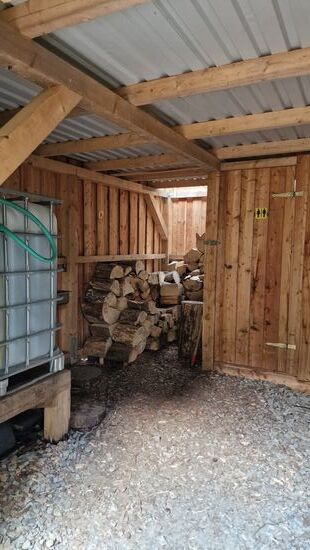 Holz für die Öfen ist überall vorhanden
