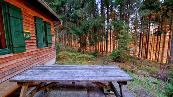 Der Wald glüht. Morgenrot an der Hütte