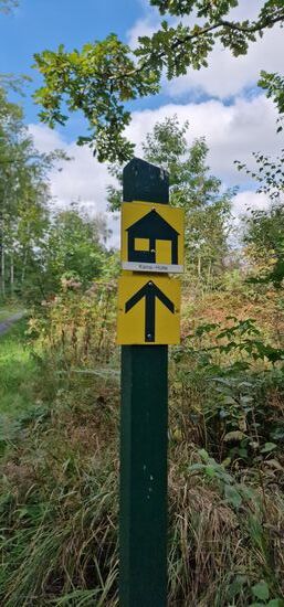 Das schon bekannte Wanderzeichen.