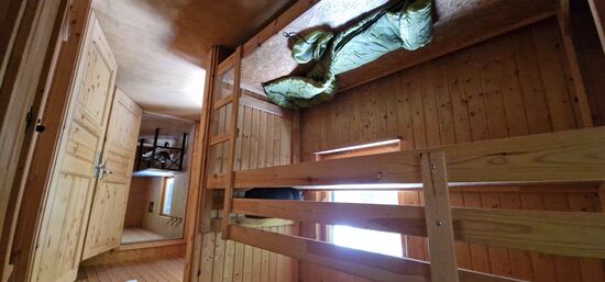 Wir haben Glück und bekommen das kleine Zimmer mit dem Doppelstockbett