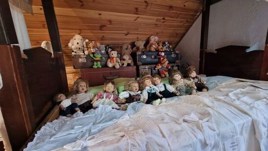 In Puppenstadt.. Wer erinnert sich an das Kinderbuch " Helga hat sechs Puppenkinder?  Hannelore, Gerd und Fred, Rosamunde und Brigitte und das Baby Annegret. Wer kennt das noch??? Eines meiner ersen Bücher!!!