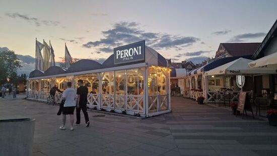 Viele moderne Restaurants gibt es an der Uferpromenade