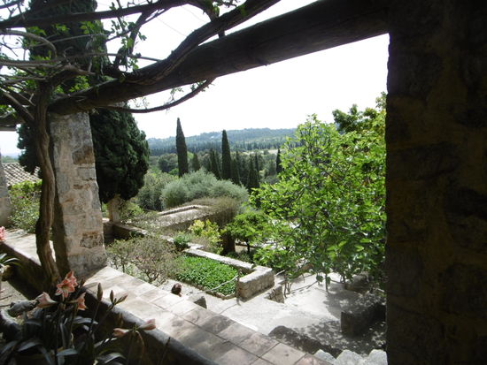 Blick von der Terrasse an den Höhlen