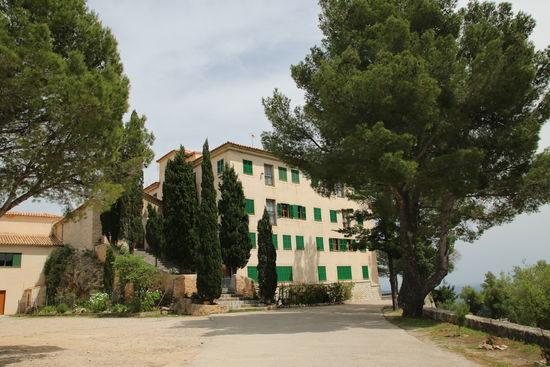 Das Klostergebäude auf dem Gipfel