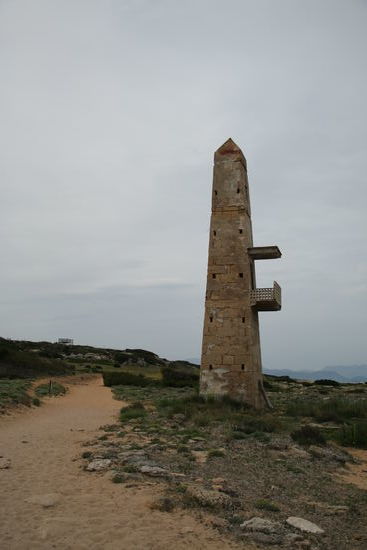 Einer der vielen Peiltürme an der Küste zwischen Can Picafort und Betlem