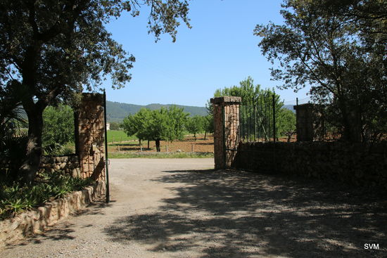 Zu- und Ausgang des Geländes