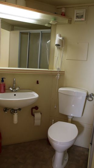 Einfaches, aber funktionelles Bad.