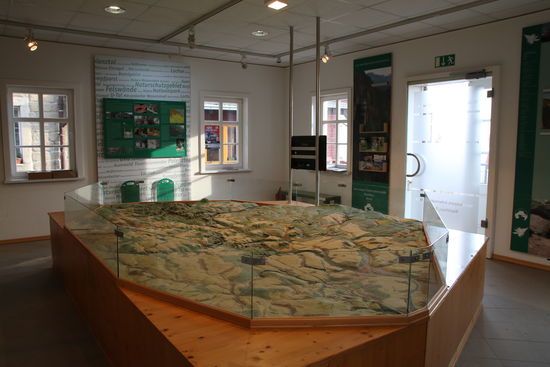 Relief des Gebirges im Info-Zentrum