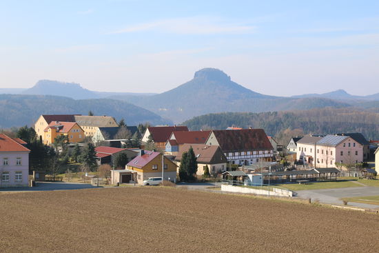 Königstein und Lilienstein hinter der Kulisse des Ortes Rathmannsdorf- Höhe