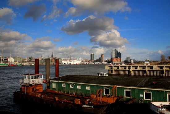 Blick zu den Landungsbrücken und zur Elbphilharmonie
