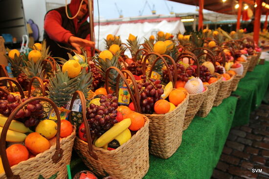 Für 10.00 Euro gibt es solch eine Obsttasche auf dem Fischmarkt
