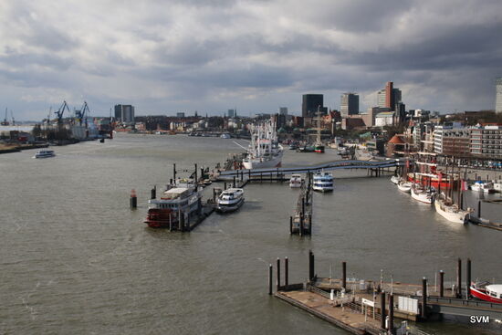 Blick von der Elbphilharmonie in Richtung Landungsbrücken