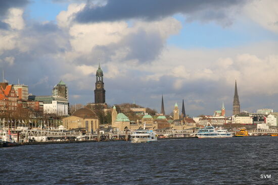 Über den Landungsbrücken erhebt sich der Michel