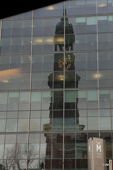 Der Michel spiegelt sich in einer Hochhausfassade